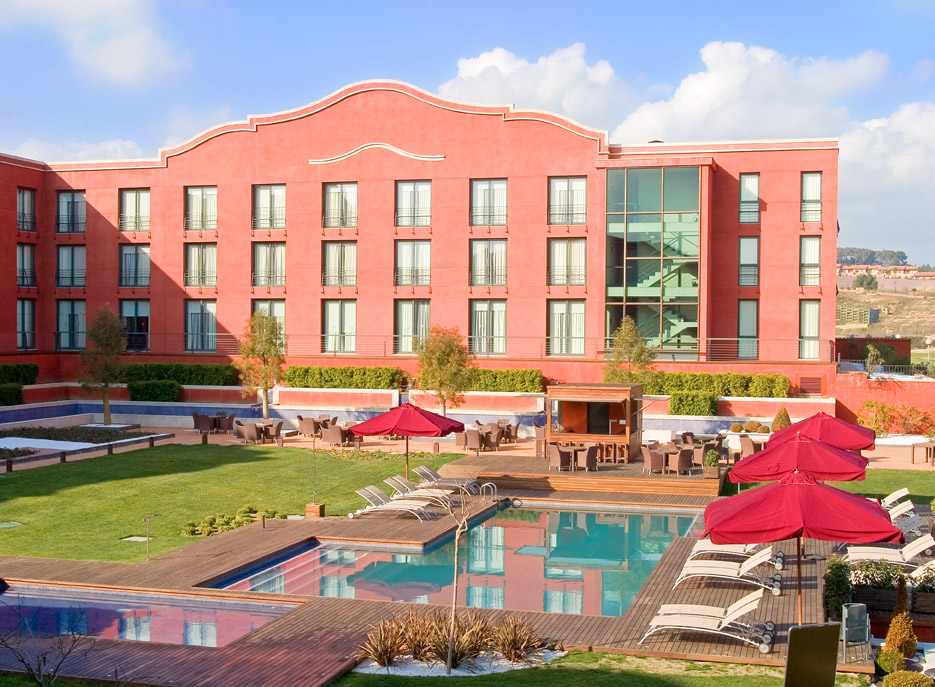 Vorderansich Hotel Montserrat, mit Pool im Vordergrund