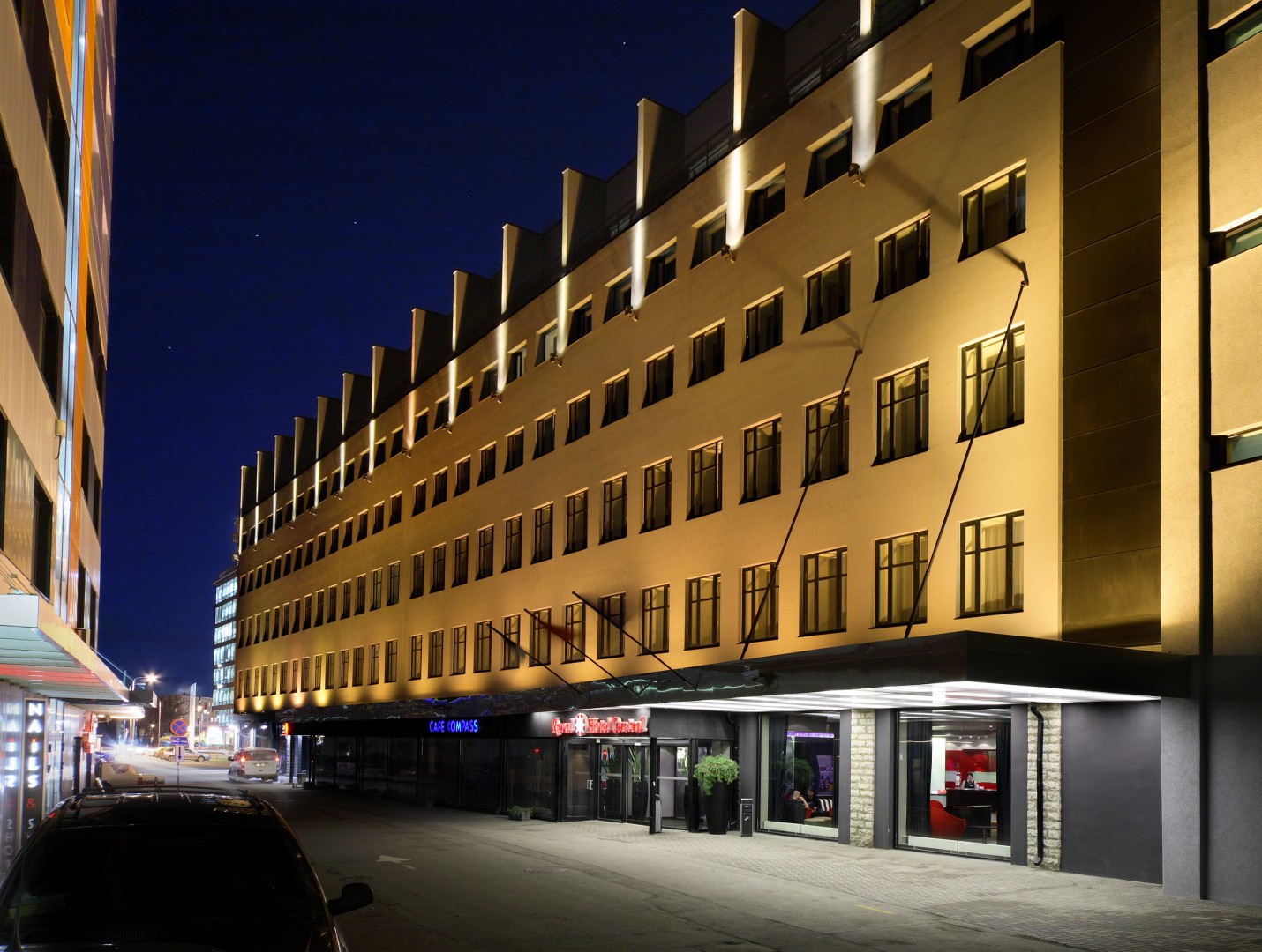 Reval Hotel Central am Abend