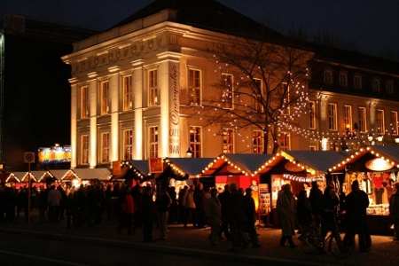 ber_palais_klein Markt vor dem Berliner Opernpalais, Foto: Nostalgischer Weihnachtsmarkt Berlin / Sven Fischer