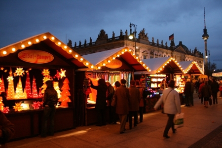 ber_tv_turm_klein Nostalgischer Weihnachtsmarkt am Abend, Foto: Nostalgischer Weihnachtsmarkt Berlin / Sven Fischer