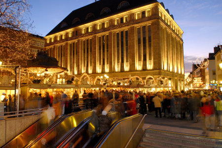 dus_engelchen_klein Engelchen-Markt vor dem Düsseldorfer Edelkaufhaus Carsch-Haus, Foto: Düsseldorf Marketing & Tourismus GmbH
