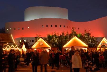 dus_schauspielh_klein Weihnachtsmarkt vor dem Schauspielhaus, Foto: Düsseldorf Marketing & Tourismus GmbH