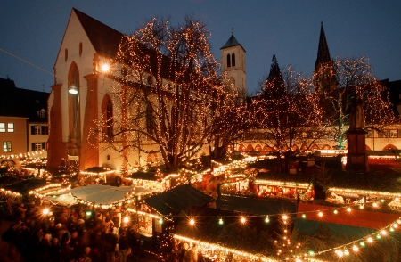 freiburg_abend_klein Weihnachtsmarkt am Abend, Foto: Freiburg Wirtschaft Touristik und Messe GmbH & Co. KG / Karl-Heinz Raach