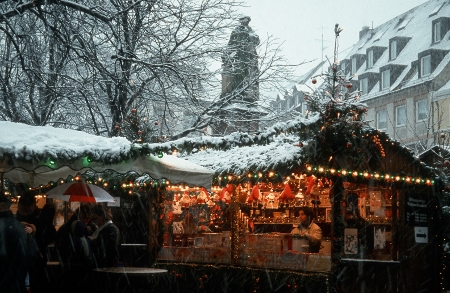 freiburg_snow_klein Schneebedeckte Buden in Freiburg, Foto: Freiburg Wirtschaft Touristik und Messe GmbH & Co. KG / Karl-Heinz Raach