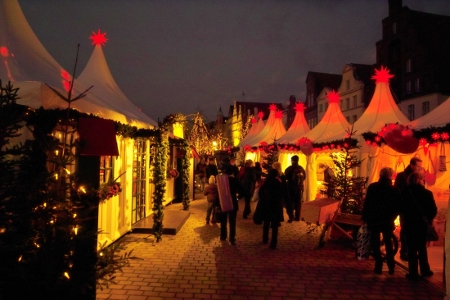 luebeck_familie_klein Familienweihnachtsmarkt in Lübeck, Foto: Lübeck und Travemünde Marketing GmbH / Joelle Weidig