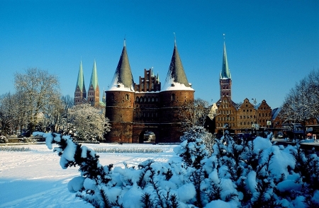 luebeck_holsten_klein Lübecker Holstentor im Winter, Lübeck und Travemünde Marketing GmbH / Manfred Nupnau