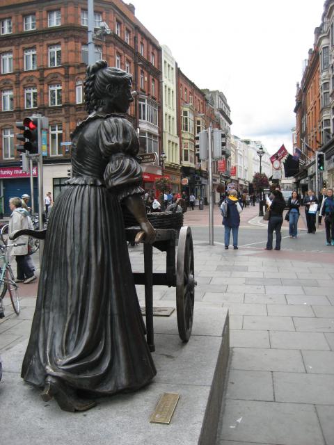5468756_l Die Statue der irischen Fischhändlerin Molly Malone an der Ecke Grafton Street/Suffolk Street