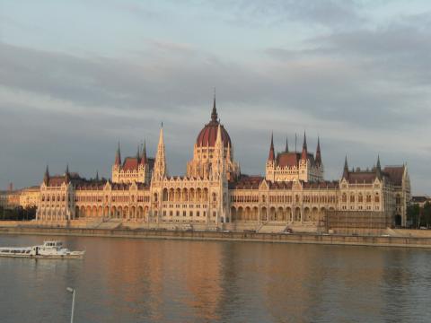 5482317_l Ansicht des ungarischen Parlaments am Ufer der Donau