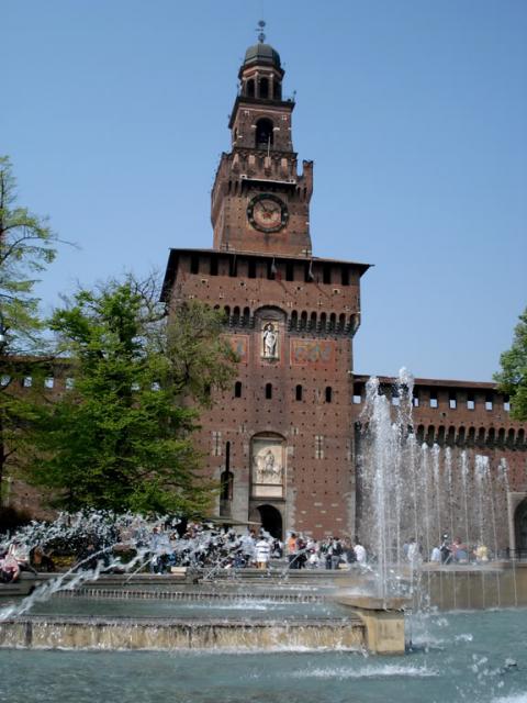 5561192_l Blick auf die „Porta Giovia“ des Mailänder Schlosses