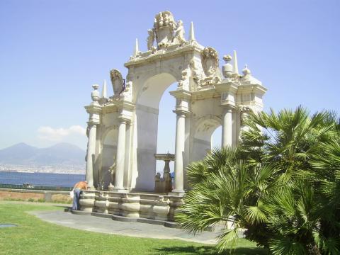 5937116_l Brunnen an der Promenade Lungomare Caracciolo