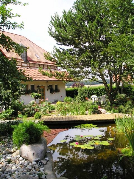 garten_land Blick in den Garten des Hauses