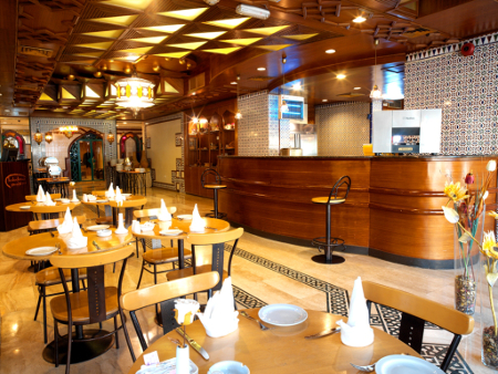 Der Coffee Shop des Hotels ist im andalusischen Design gestaltet.