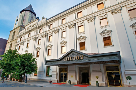Die edle Außenfassade des Hilton Budapest