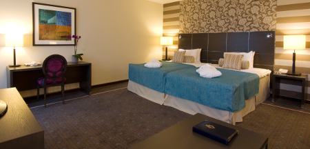 Die Zimmer des Hotels sind mit akzentuierten Barockmuster versehen.