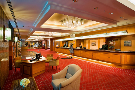In der Lobby des Hotels werden die Gäste gebührend empfangen