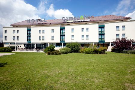 Außenansicht des modernen Hotel Campanile MLV in Frankreich