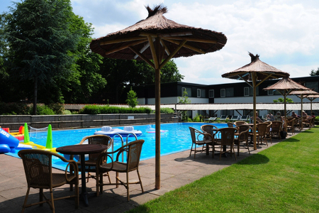 Der Poolbereich des Hotels bringt echtes Südseefeeling nach Holland