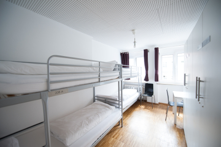 Blick in einen Schlafsaal des Hostels.