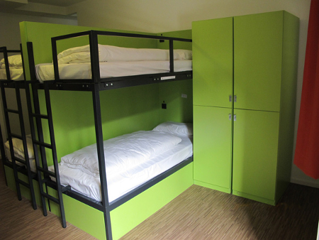 Blick in einen Schlafsaal des Hostels.