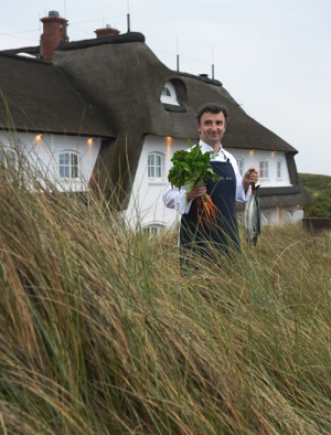Sternekoch Johannes King vor dem Hotel Dorint Söl’ring Hof auf Sylt.