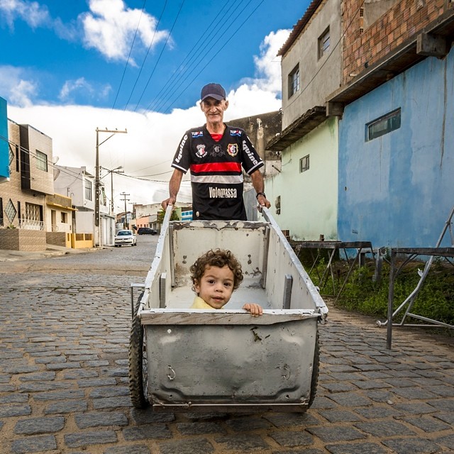 Opa mit Enkel in Brasilien