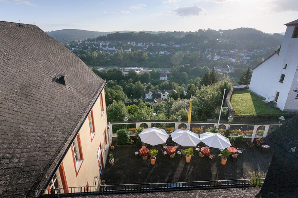 Aussicht Innenhof Schlosshotel Daunerburg Romantik-Schlosshotel Kurfürstliches Amtshaus