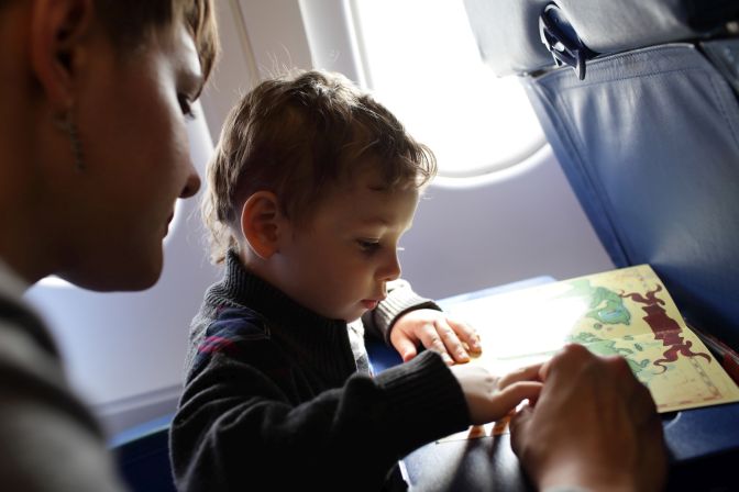 Familie in Flugzeug