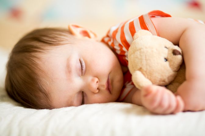 Baby mit TEddbär