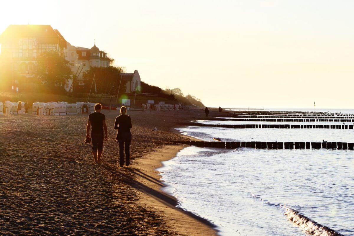 Kühlungsborn Pärchen Sonnenuntergang Strandabschnitt Ostsee