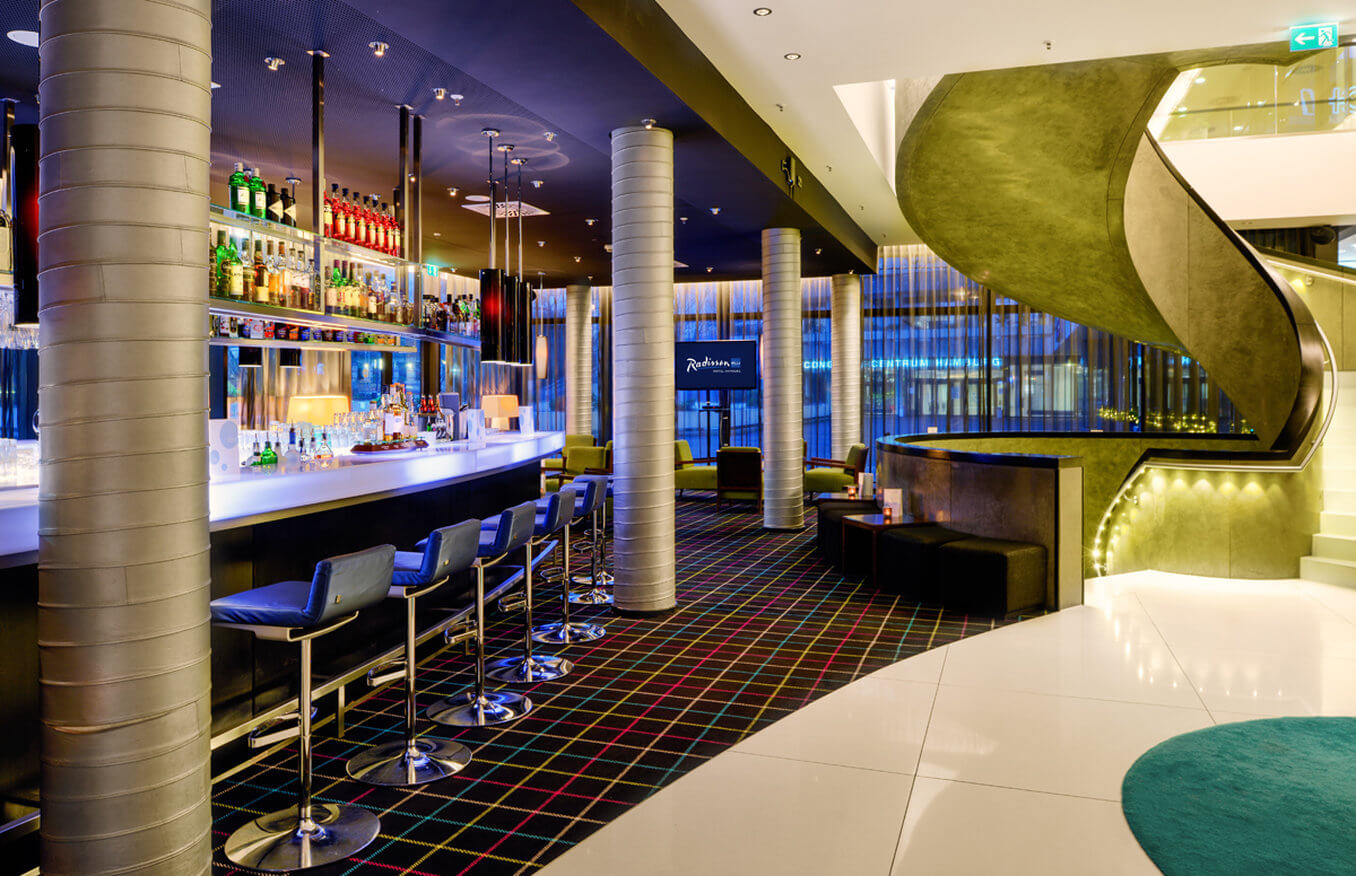 Die Hotelbar des Radisson Blu Hamburg.
