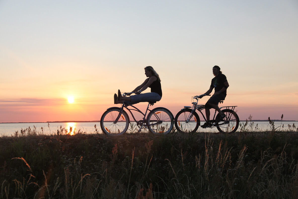 Fahrradfahrer im Sonnenuntergang