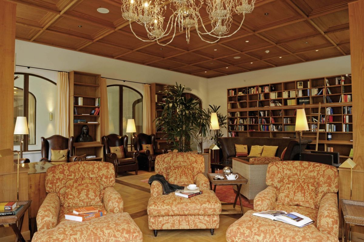 Hotel mit Bibliothek
