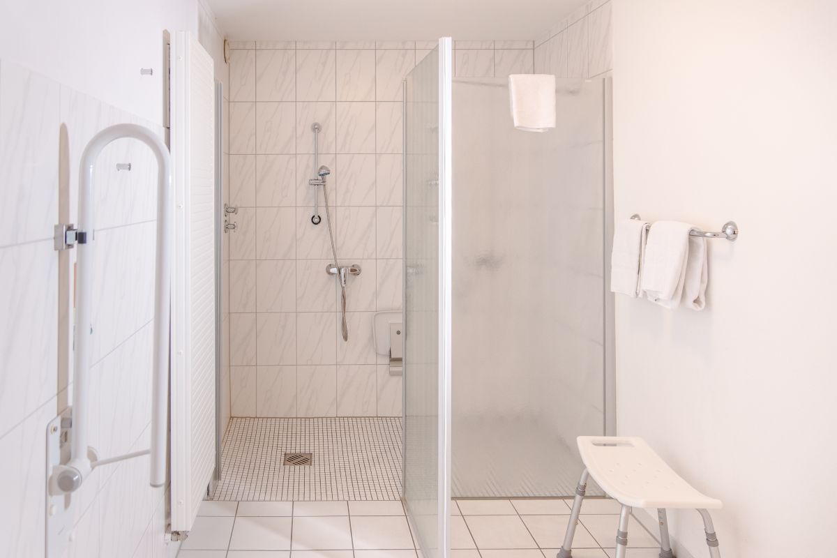 rollstuhlgerechtes Badezimmer im Hotel