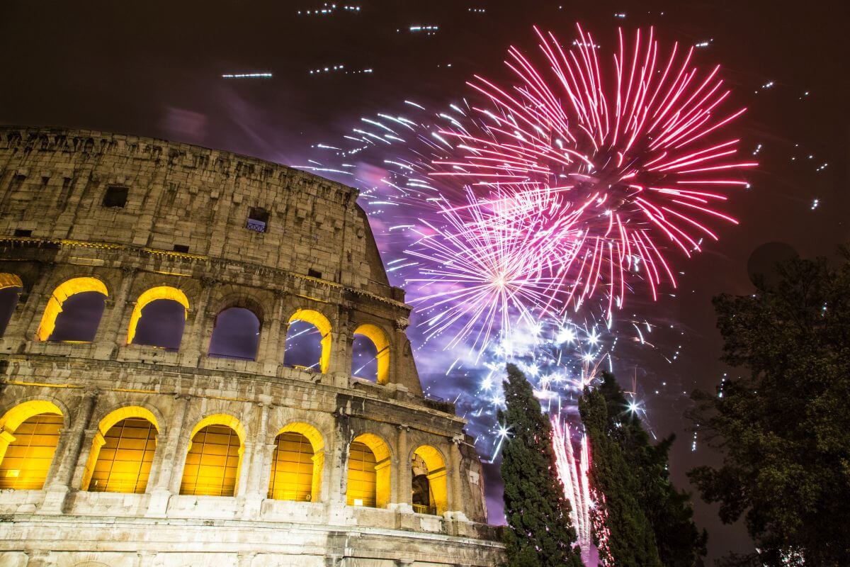 Feuerwerk über dem Kolosseum in Rom