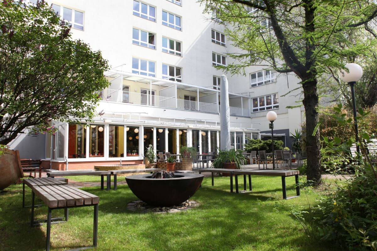 Der grüne Innenhof des Hotels