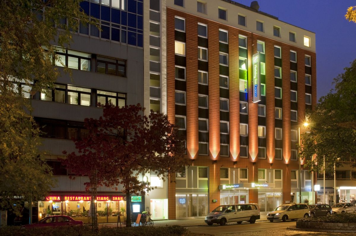 Das rote Backsteingebäude des Holiday INN in Berlin